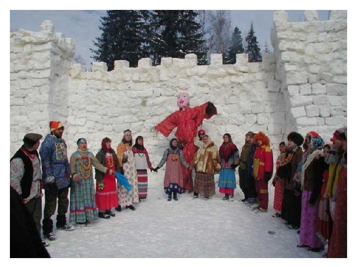 На площади, где проходило празднование Масленицы строили снежную крепость 