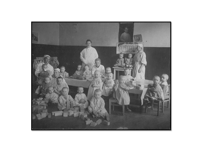 УСТАВ ДЕТСКОГО САДА 1944 г. Детский сад является государственным учреждением общественного советского воспитания детей