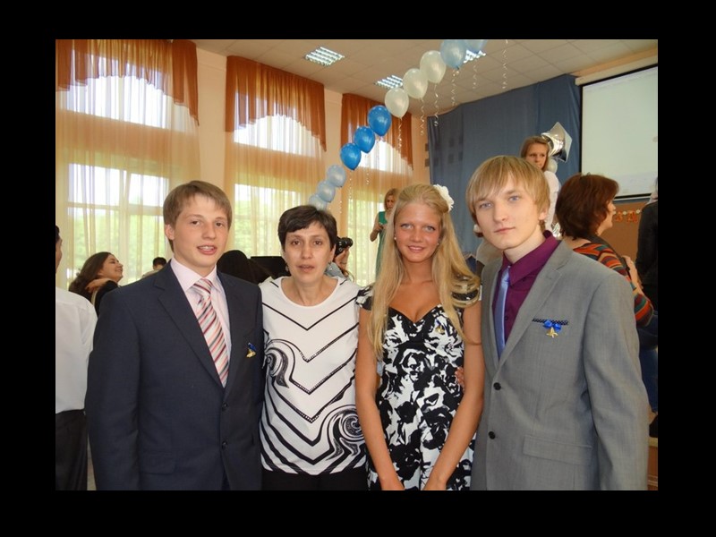 В 2012 году у Елены Дмитриевны обнаружили доброкачественную опухоль головного мозга. Но,  несмотря