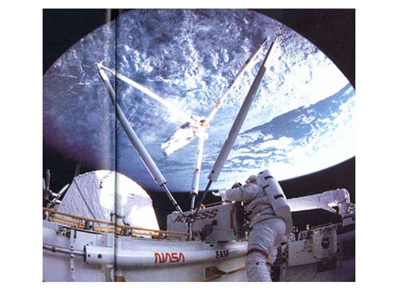 Рис. Сборка в космосе ферменной конструкции американскими специалистами в ноябре 1985 года – эксперимент