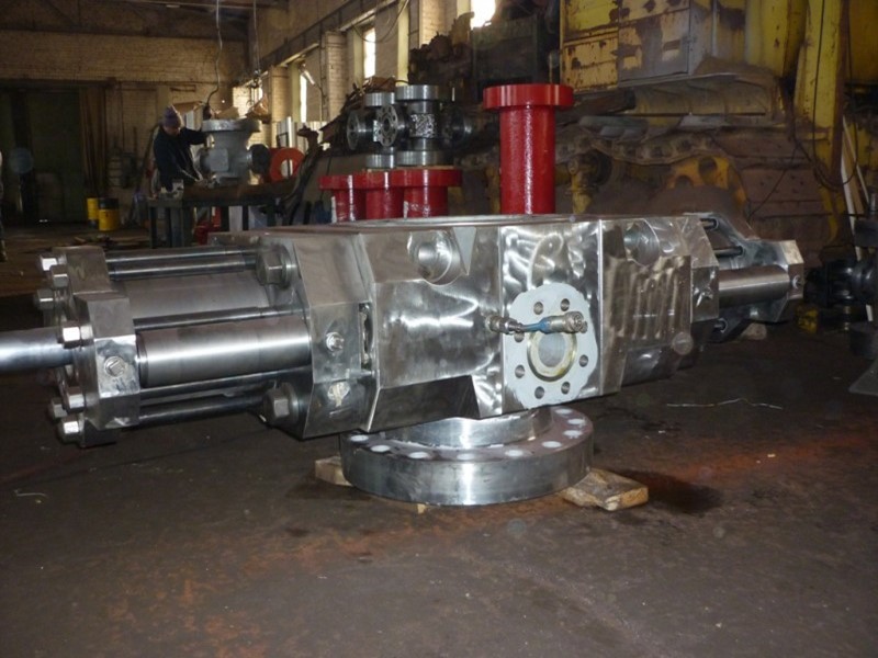 Виды превенторов: 1)Плашечный превентор 2)Вращающийся превентор 3)Универсальный превентор