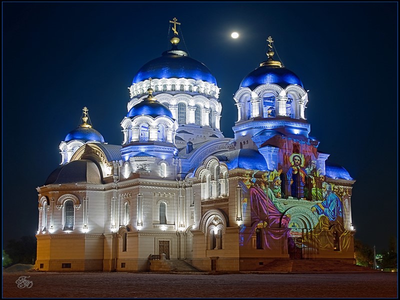 Колокольня стоит в нескольких десятках метров от собора. Это типичная восьмигранная московская шатровая колокольня,