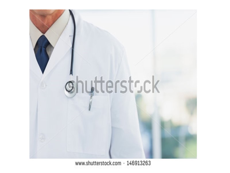 +улыбается и смотрит в кадр +показывает большой палец вверх