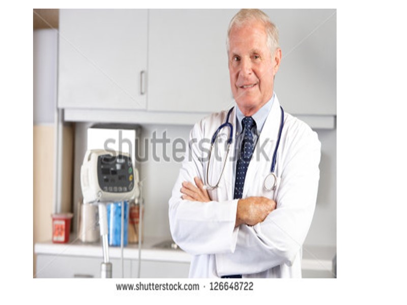 Снимаем на фоне кабинета, доктор стоит возле стола