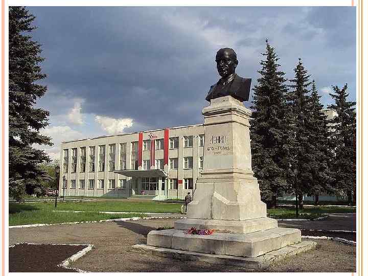 На месте Михайловского собора было сооружено типовое здание горкома КПСС, а с 1992 г.