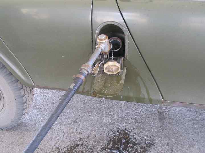 n Характерной особенностью работы пунктов заправки является выдача малыми дозами большого количества горючего и