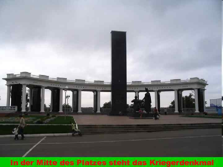 In der Mitte des Platzes steht das Kriegerdenkmal 