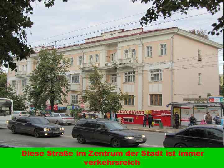 Diese Straße im Zentrum der Stadt ist immer verkehrsreich 