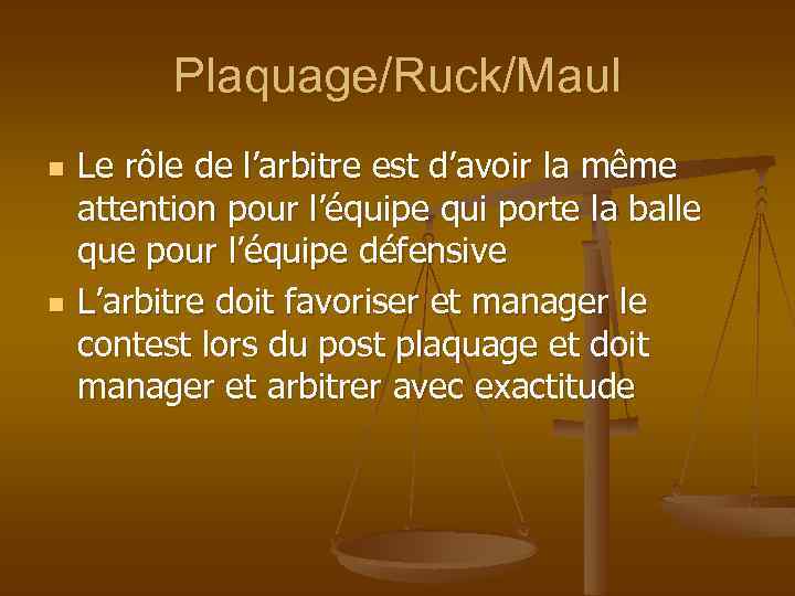 Plaquage/Ruck/Maul n n Le rôle de l’arbitre est d’avoir la même attention pour l’équipe