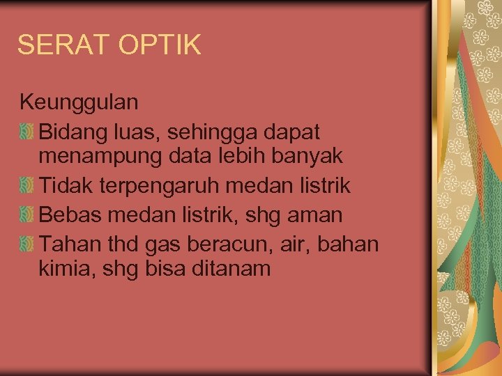 SERAT OPTIK Keunggulan Bidang luas, sehingga dapat menampung data lebih banyak Tidak terpengaruh medan