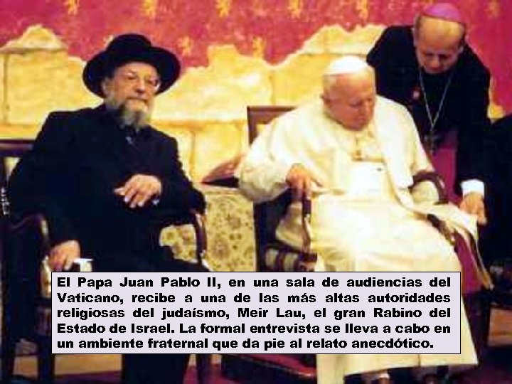 El Papa Juan Pablo II, en una sala de audiencias del Vaticano, recibe a