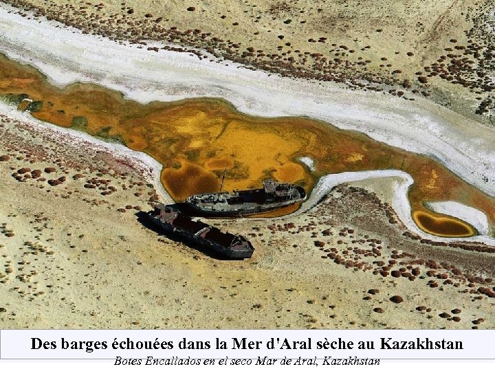 Des barges échouées dans la Mer d'Aral sèche au Kazakhstan Botes Encallados en el