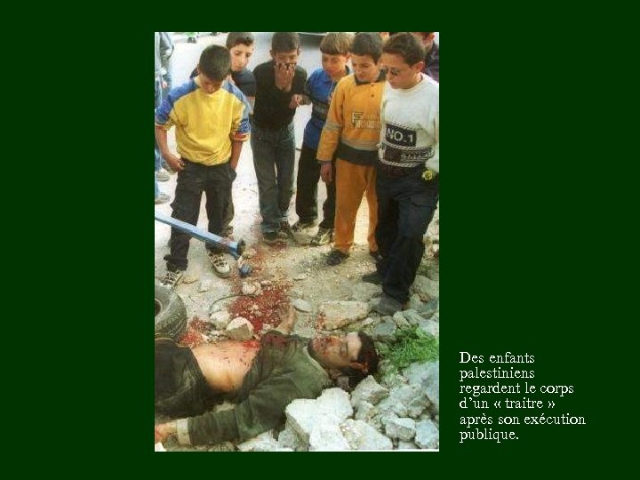 Des enfants palestiniens regardent le corps d’un « traitre » après son exécution publique.
