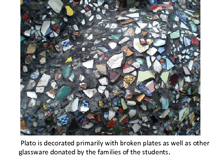  Plato is decorated primarily with broken plates as well as other glassware donated