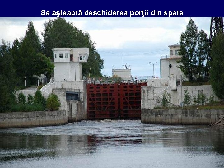 Se aşteaptă deschiderea porţii din spate 
