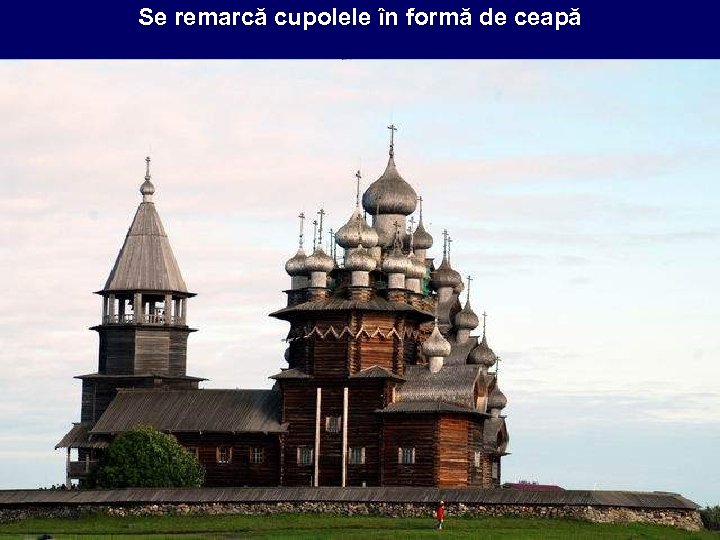 Se remarcă cupolele în formă de ceapă 