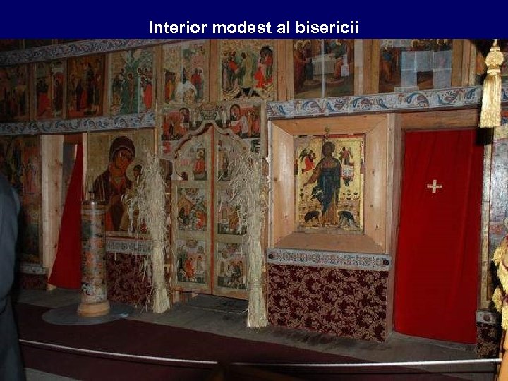Interior modest al bisericii 