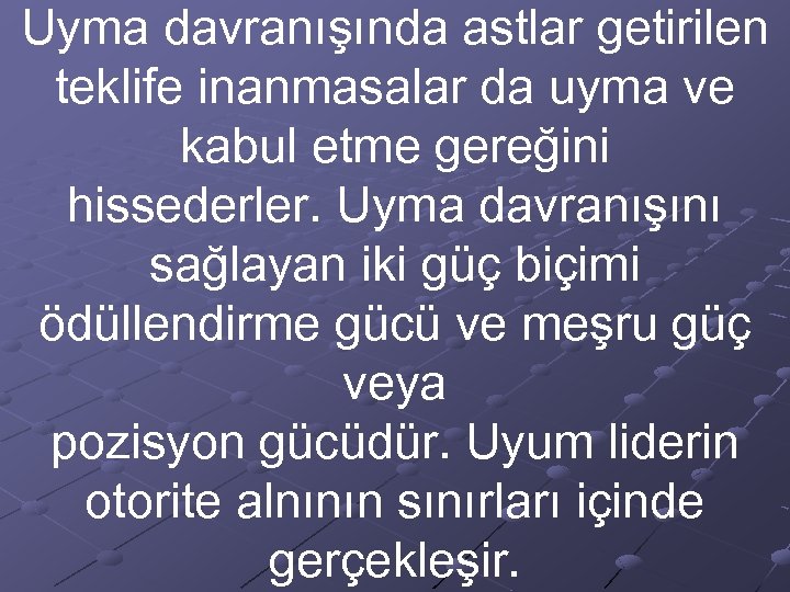 Uyma davranışında astlar getirilen teklife inanmasalar da uyma ve kabul etme gereğini hissederler. Uyma