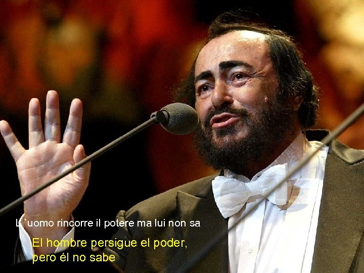 L `uomo rincorre il potere ma lui non sa El hombre persigue el poder,