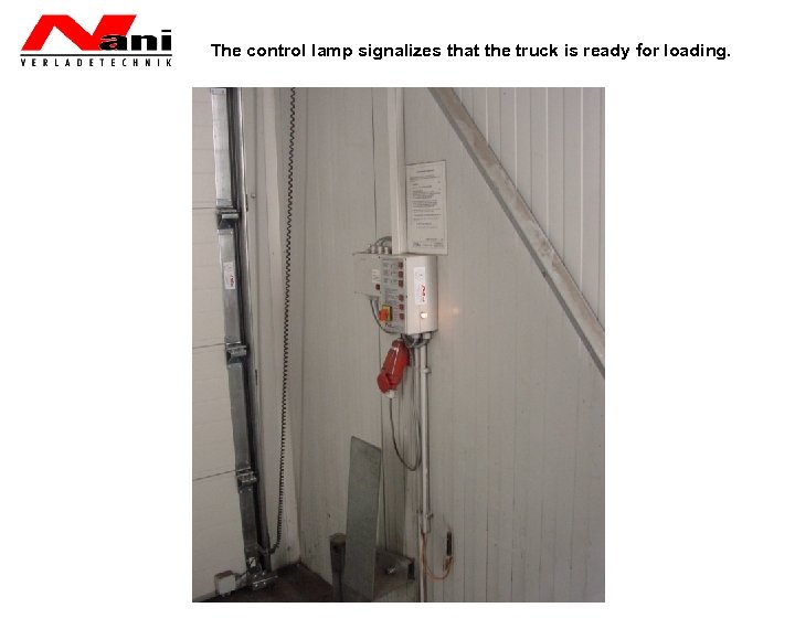 The control lamp signalizes that the truck is ready for loading. 