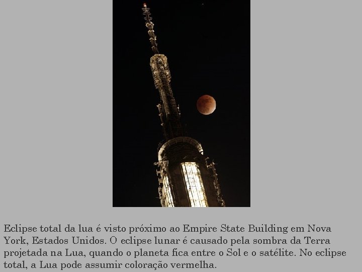 Eclipse total da lua é visto próximo ao Empire State Building em Nova York,