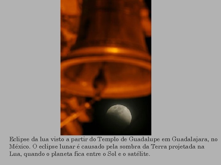 Eclipse da lua visto a partir do Templo de Guadalupe em Guadalajara, no México.