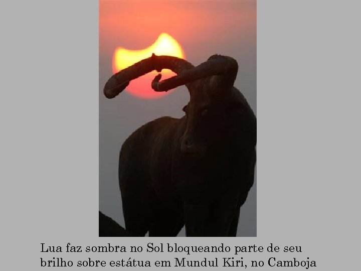 Lua faz sombra no Sol bloqueando parte de seu brilho sobre estátua em Mundul