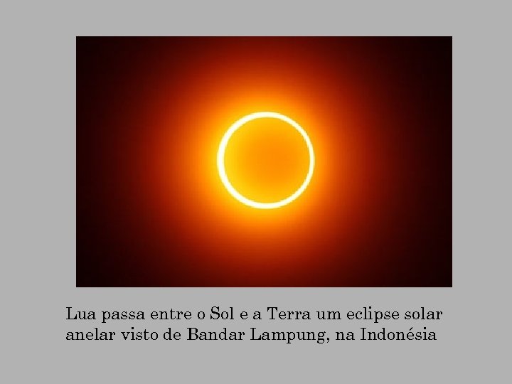 Lua passa entre o Sol e a Terra um eclipse solar anelar visto de