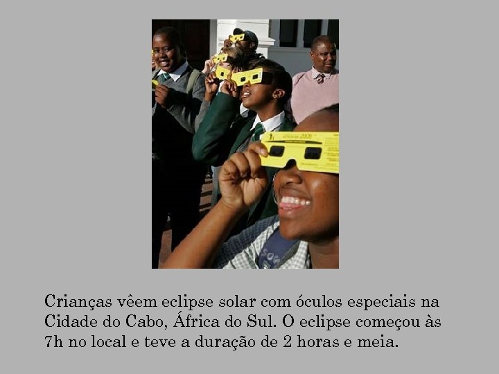 Crianças vêem eclipse solar com óculos especiais na Cidade do Cabo, África do Sul.