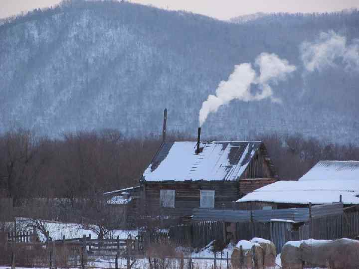 В деревне топят баньку. 