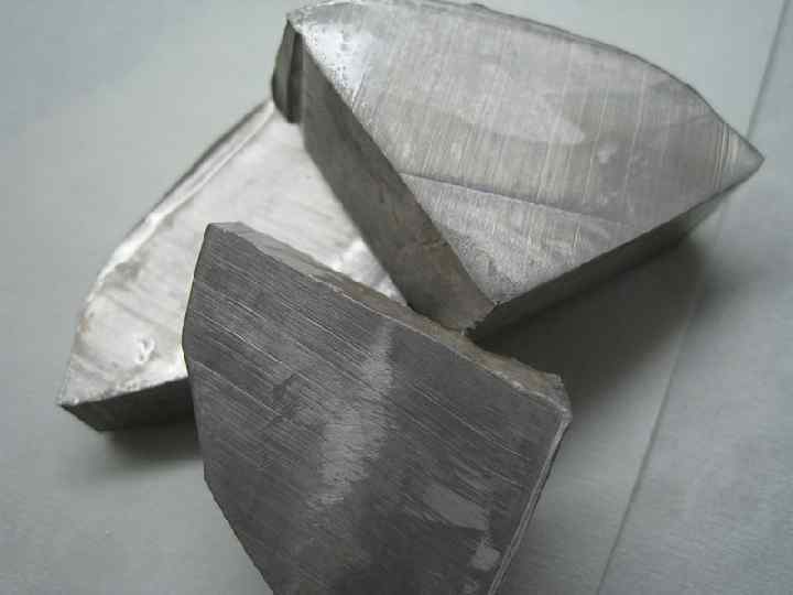  Простое вещество натрий— мягкий щелочной металл серебристо-белого цвета. 
