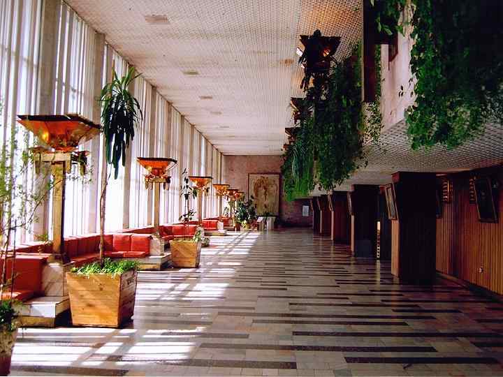 РЕОРГАНИЗАЦИЯ… В 1981 году в результате крупной реорганизации театр музкомедии обрёл более высокий статус