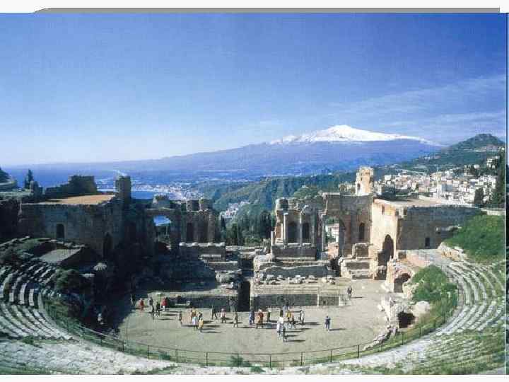 Античный театр вмещал огромное количество зрителей (Афинский театр, до 17 тыс. чел). 