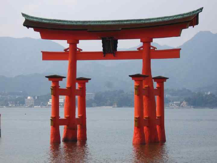 Паломничество : • В наши дни паломники продолжают посещать многочисленные синтоистские святилища. Одно из
