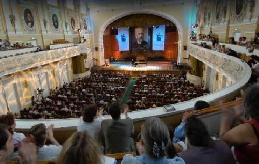 Вот уже более 50 лет (с 1957 г. ) приковывает к себе внимание всего