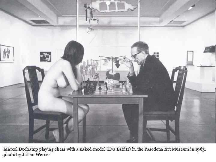  Marcel Duchamp playing chess with a naked model (Eva Babitz) in the Pasedena
