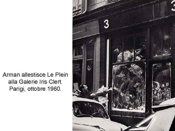 Arman allestisce Le Plein alla Galerie Iris Clert. Parigi, ottobre 1960. 
