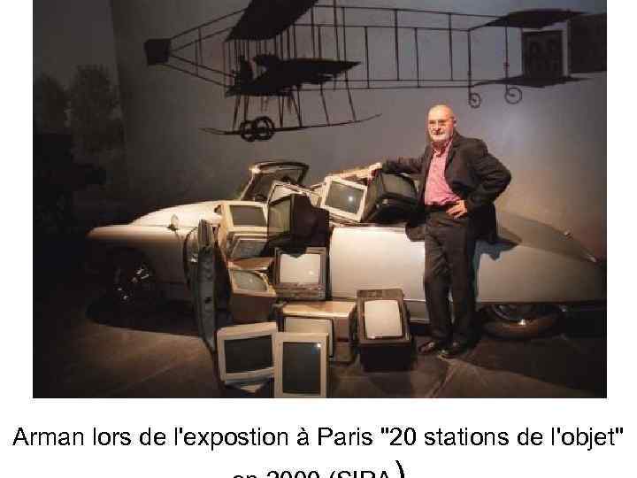 Arman lors de l'expostion à Paris ''20 stations de l'objet'' 