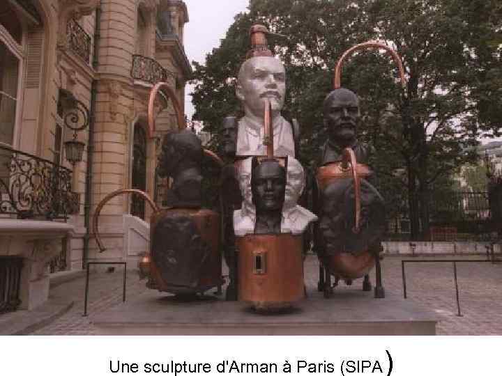 Une sculpture d'Arman à Paris (SIPA ) 