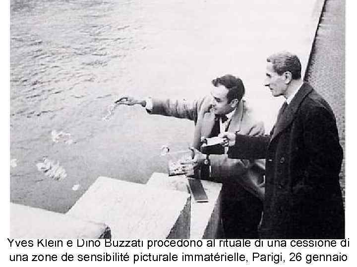 Yves Klein e Dino Buzzati procedono al rituale di una cessione di una zone