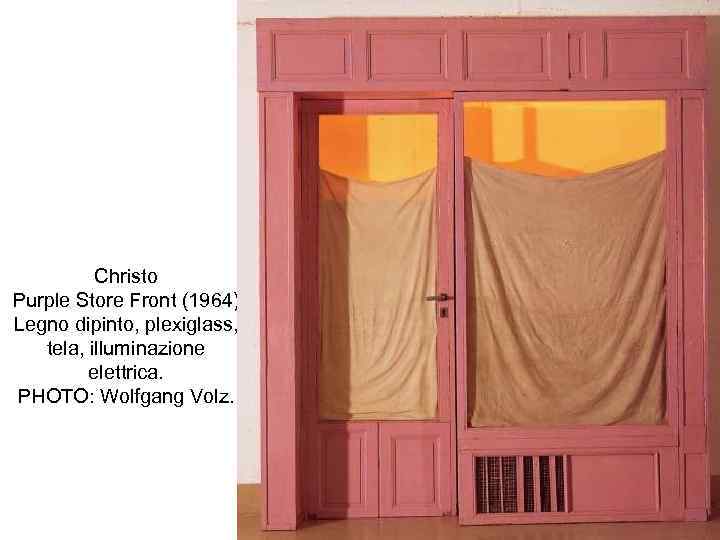 Christo Purple Store Front (1964) Legno dipinto, plexiglass, tela, illuminazione elettrica. PHOTO: Wolfgang Volz.