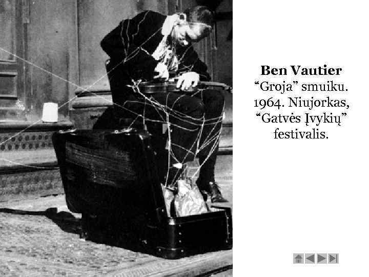 Ben Vautier “Groja” smuiku. 1964. Niujorkas, “Gatvės Įvykių” festivalis. 