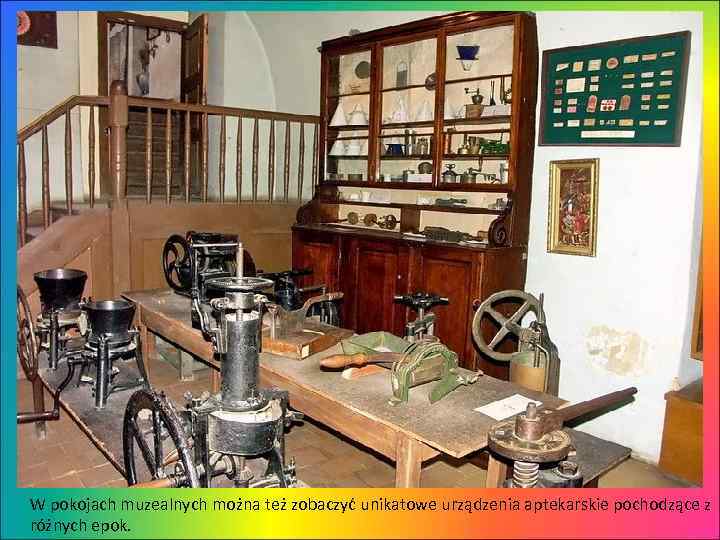 W pokojach muzealnych można też zobaczyć unikatowe urządzenia aptekarskie pochodzące z różnych epok. 