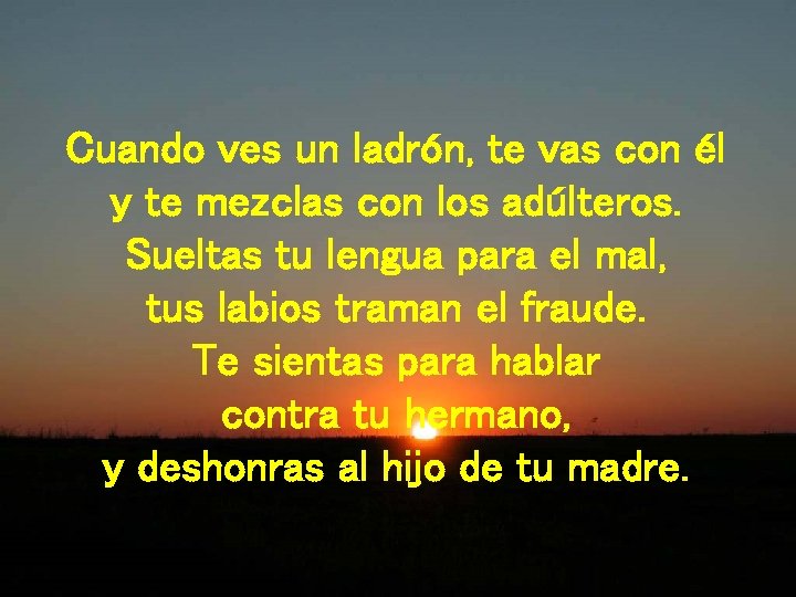 Cuando ves un ladrón, te vas con él y te mezclas con los adúlteros.
