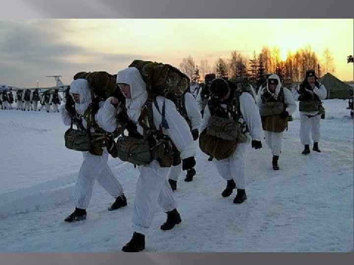 Совершение пешего марша. Зимние поля в армии. Армия в полях зимой. Разведка в северных районах. Военные в полях зимой.