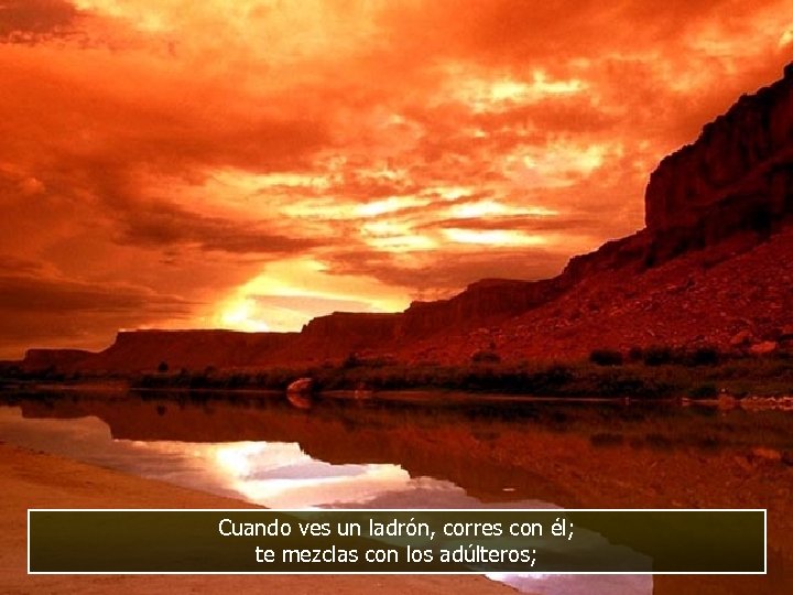 Cuando ves un ladrón, corres con él; te mezclas con los adúlteros; 