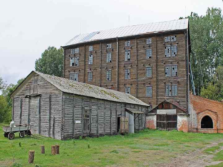  Памятниками архитектуры являются — Смоленский, Успенско. Никольский, Преображенский соборы, Покровская, Михаилоархангельская, Троицкая, Крестовоздвиженская