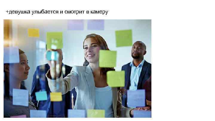 +девушка улыбается и смотрит в камеру 