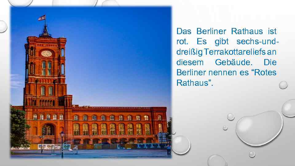 Das Berliner Rathaus ist rot. Es gibt sechs-unddreißig Terrakottareliefs an diesem Gebäude. Die Berliner
