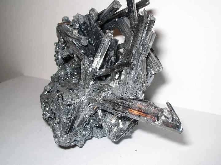 Молибденит (молибденовый блеск) – Mo. S 2 Сингония – гексагональная. Твердость – 1 